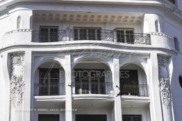 Image du Maroc Professionnelle de  Une des façades les plus représentatives de l’architecture du début du XXème siècle située sur le boulevard Mohamed V, l'un des plus anciens de "Casablanca". De nombreux architectes internationaux, et surtout des français, qui se sont inspirés des courants des Art Nouveau en vogue en Europe et particulièrement des Art Déco en y ajoutant des caractéristiques locales tel que, stucs, sculptures ou de zelliges, visible sur les façades des immeubles construits pour les colons à Casablanca, Dimanche 11 Janvier 2009. (Photo / Abdeljalil Bounhar) 